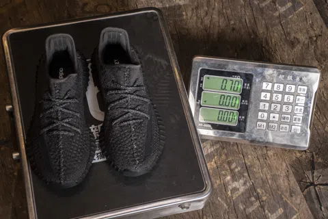 Yeezy Boost 350 V2 Black – photo 12