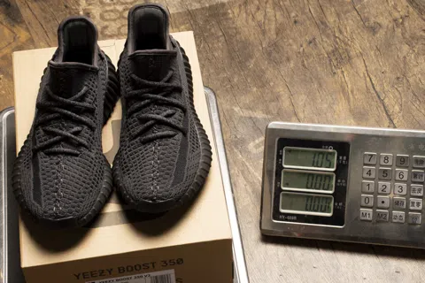 Yeezy Boost 350 Black – photo 8