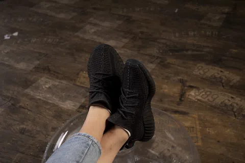 Yeezy Boost 350 Black – photo 6