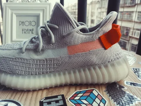 Yeezy Boost 350 V2 Tail Light – photo 4
