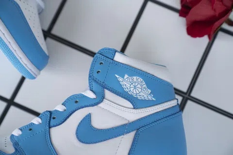 Air Jordan 1 High University Blue – photo 3