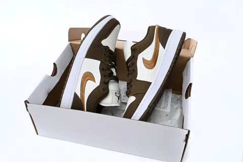 Air Jordan 1 Low Mocha Toe – photo 11