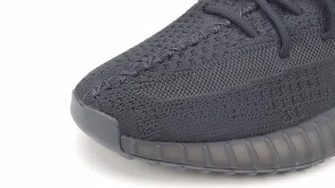 Yeezy Boost 350 V2 Onyx – photo 7