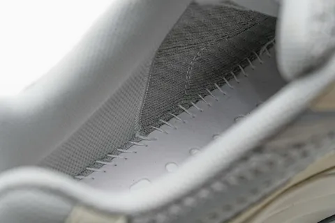 Yeezy Boost 700 V2 Cream – photo 9