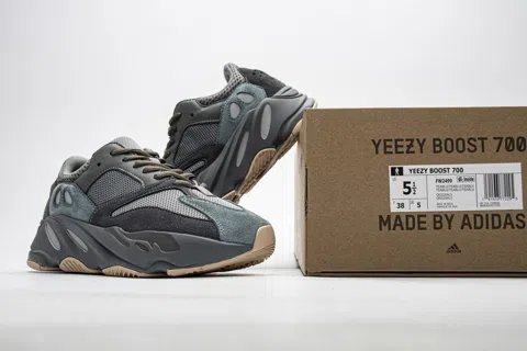 Yeezy Boost 700 Teal/Grey – photo 12