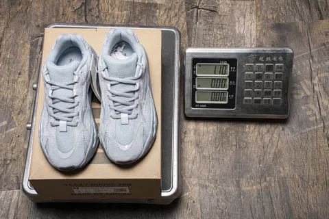 Yeezy Boost 700 V2 Hospital Blue – photo 5