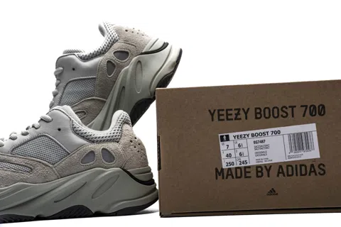 Yeezy Boost 700 Salt – photo 12