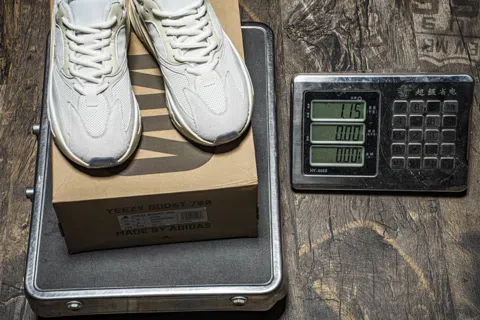 Yeezy Boost 700 Analog – photo 6