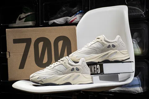 Yeezy Boost 700 Analog – photo 12
