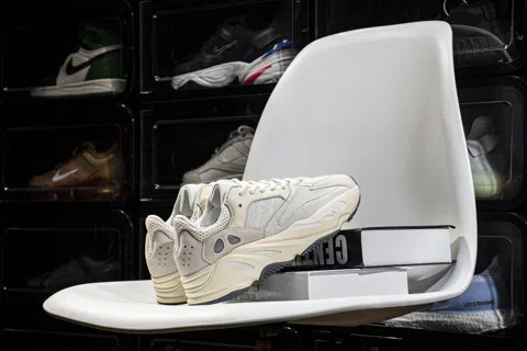 Yeezy Boost 700 Analog – photo 3