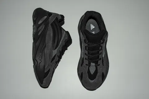 Yeezy Boost 700 V2 Vanta – photo 7