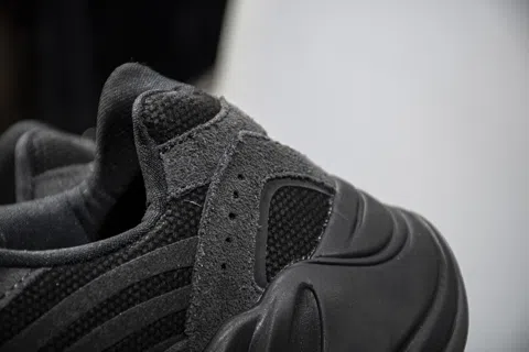 Yeezy Boost 700 V2 Vanta – photo 10