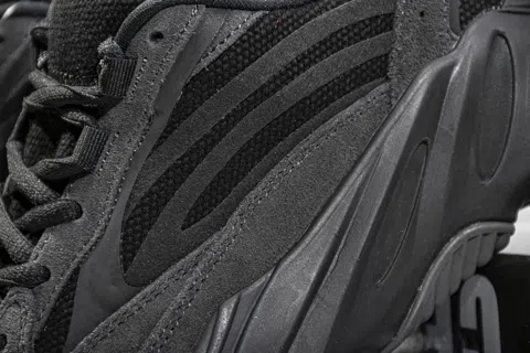 Yeezy Boost 700 V2 Vanta – photo 11