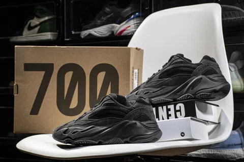 Yeezy Boost 700 V2 Vanta – photo 12