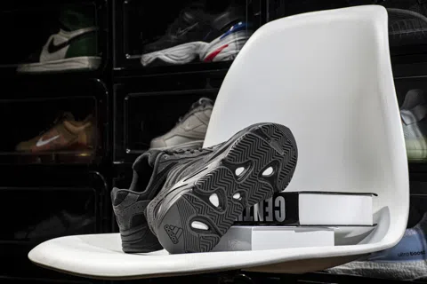 Yeezy Boost 700 V2 Vanta – photo 4