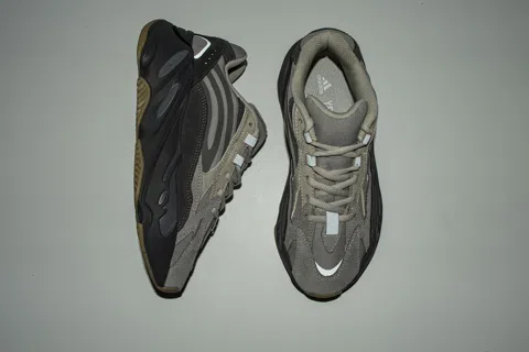 Yeezy Boost 700 V2 Tephra – photo 8