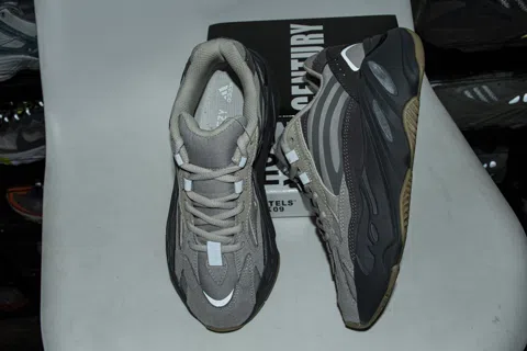 Yeezy Boost 700 V2 Tephra – photo 3