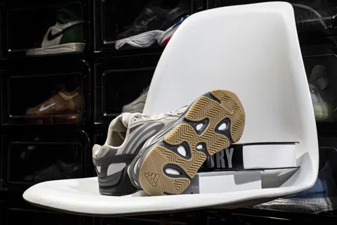 Yeezy Boost 700 V2 Tephra – photo 9