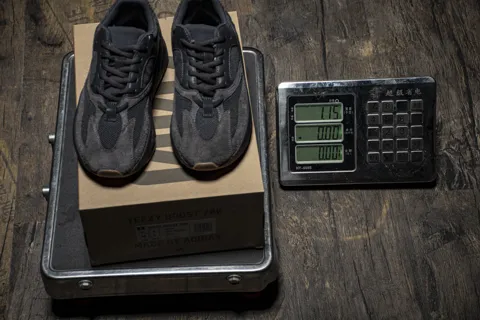 Yeezy Boost 700 Utility Black – photo 11