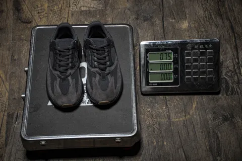 Yeezy Boost 700 Utility Black – photo 12
