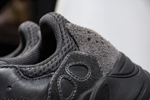 Yeezy Boost 700 Utility Black – photo 9