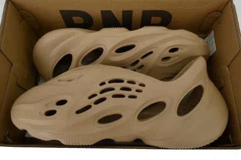 Yeezy Foam Runner Brown – photo 9
