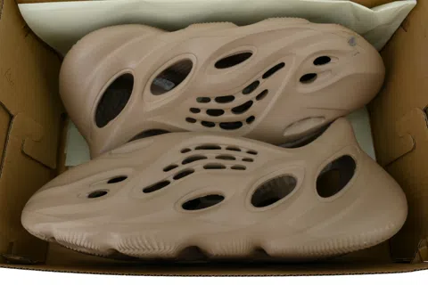 Yeezy Foam Runner Brown – photo 8