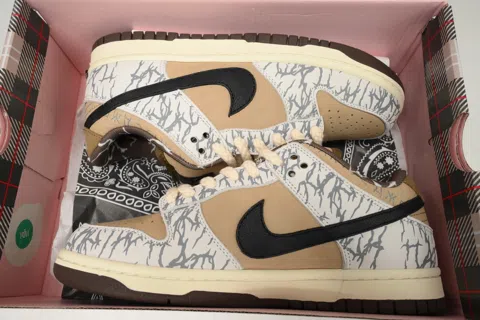 Travis Scott x Nike SB Dunk Low Grey/White – photo 10