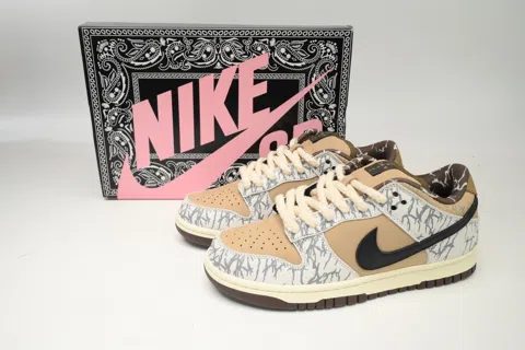 Travis Scott x Nike SB Dunk Low Grey/White – photo 8