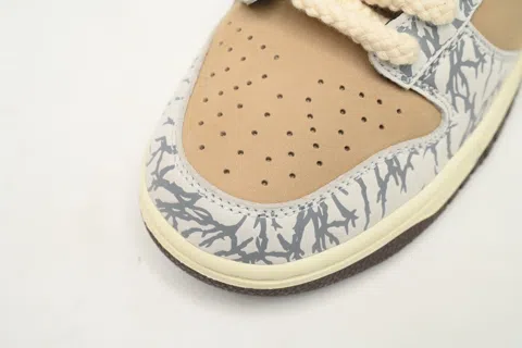 Travis Scott x Nike SB Dunk Low Grey/White – photo 6