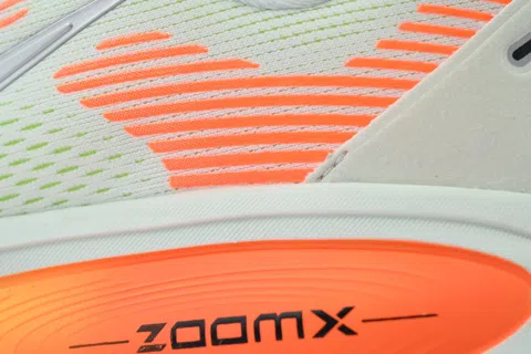 Nike Vomero 18 Barely Green Hyper Crimson – photo 5