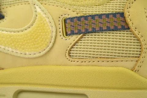 Travis Scott x Nike Air Max 1 Saturn Gold – photo 5