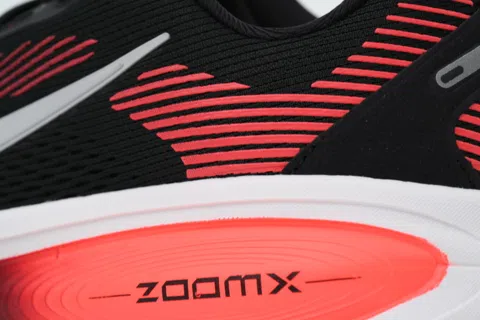 Nike Vomero 18 Black Bright Crimson – photo 5