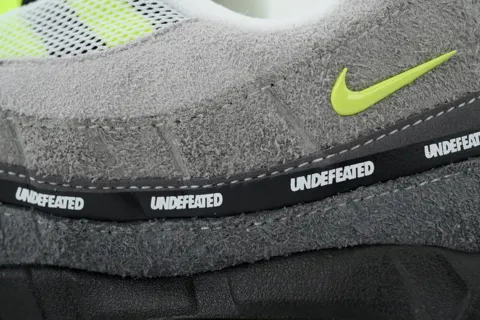 Undefeated x Nike Air Max 95 Geo Exclusive - NYC Neon – photo 5
