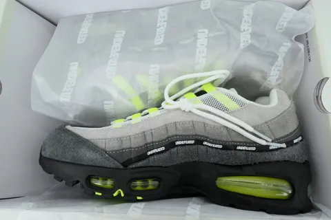 Undefeated x Nike Air Max 95 Geo Exclusive - NYC Neon – photo 8