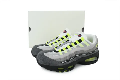 Undefeated x Nike Air Max 95 Geo Exclusive - NYC Neon – photo 6