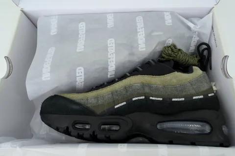Undefeated x Nike Air Max 95 Medium Olive – photo 8