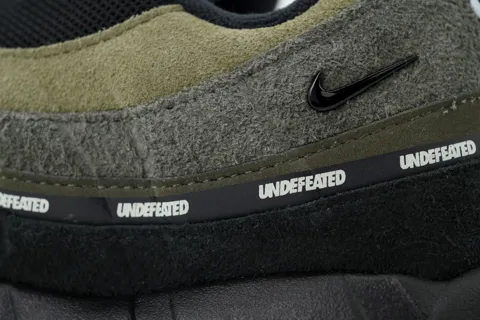 Undefeated x Nike Air Max 95 Medium Olive – photo 5