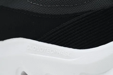 On Cloudtilt Black – photo 5