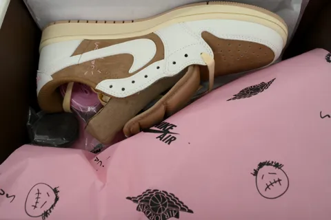 Travis Scott x Air Jordan 1 Low Sail/Shy Pink – photo 8