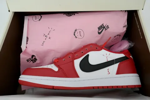 Travis Scott x Air Jordan 1 Low Chicago – photo 8
